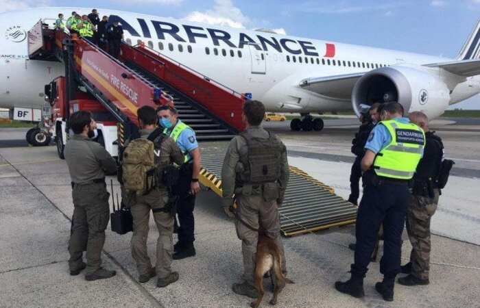 O incidente provocou também a convocatória de uma célula interministerial de crise, informou o ministério do Interior.
(crédito: GENDARMERIE NATIONALE / AFP
) O incidente provocou também a convocatória de uma célula interministerial de crise, informou o ministério do Interior.
(crédito: GENDARMERIE NATIONALE / AFP
)