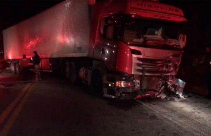 Mulher chamou a polícia, que chegou a perseguir o homem, mas acidente na BR 381, em Governador Valadares, acabou provocando a morte de ambos após carro pegar fogo
(crédito: Roberto Higino/Divulgação
) Mulher chamou a polícia, que chegou a perseguir o homem, mas acidente na BR 381, em Governador Valadares, acabou provocando a morte de ambos após carro pegar fogo
(crédito: Roberto Higino/Divulgação
)