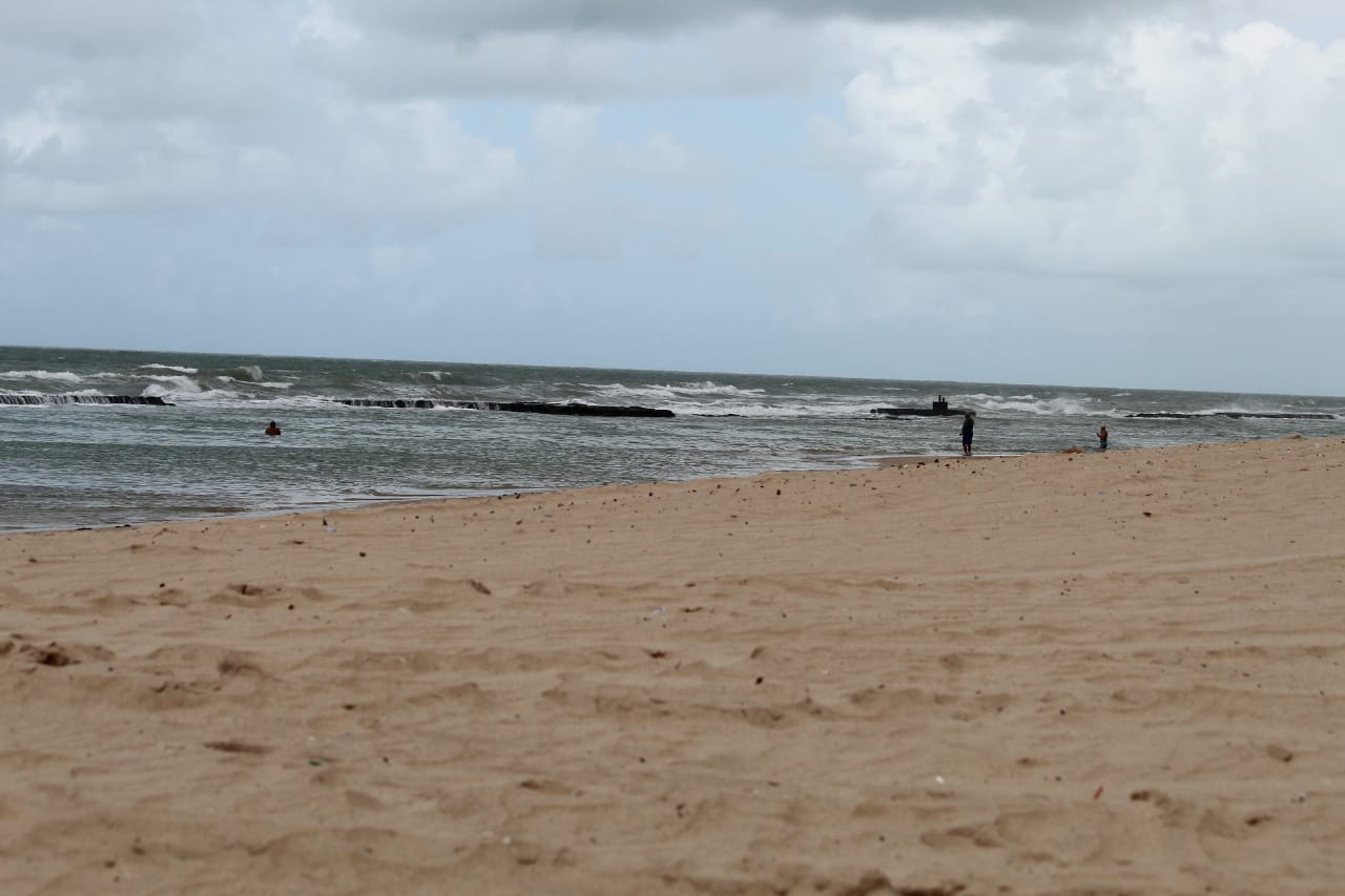Pessoas contrariando o decreto e tomando banho de mar, na Praia do Pina, Zona Sul do Recife (Foto: Sandy James/Esp.DP) Pessoas contrariando o decreto e tomando banho de mar, na Praia do Pina, Zona Sul do Recife (Foto: Sandy James/Esp.DP)