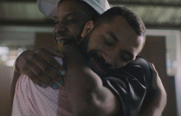 Os brothers protagonizaram o primeiro beijo gay entre homens na edio do BBB 21 (Foto: Reproduo)