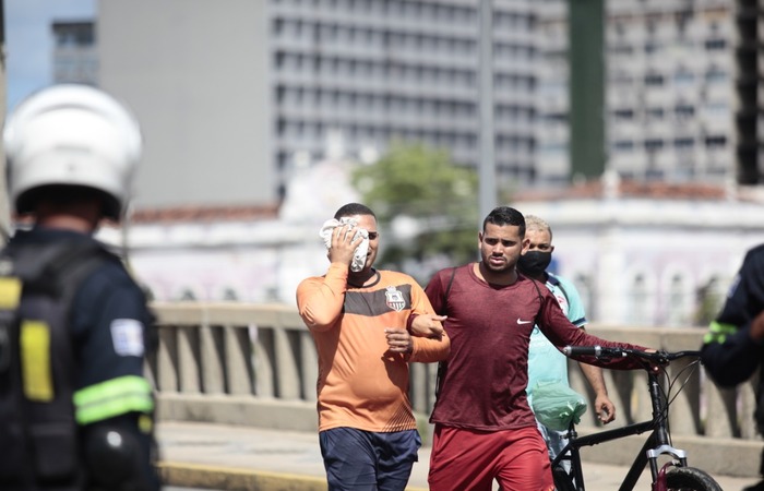 Jonas Correia de França, 29, foi um dos dois homens que perderam a visão após levarem tiros de bala de borracha nos olhos (Foto: Arnaldo Sete/Esp. DP Foto) Jonas Correia de França, 29, foi um dos dois homens que perderam a visão após levarem tiros de bala de borracha nos olhos (Foto: Arnaldo Sete/Esp. DP Foto)