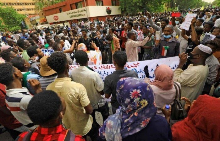 O conflito estourou em 2003, entre o regime de Omar al Bashir e membros de minorias étnicas que se consideravam marginalizadas
(crédito: ASHRAF SHAZLY/ AFP) O conflito estourou em 2003, entre o regime de Omar al Bashir e membros de minorias étnicas que se consideravam marginalizadas
(crédito: ASHRAF SHAZLY/ AFP)