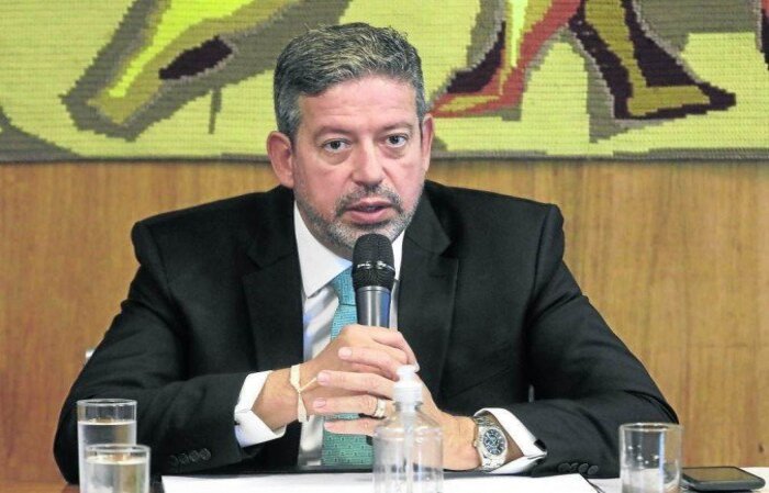 Presidente da Câmara diz ser a favor de um novo programa permanente de renda mínima. Segundo ele, prorrogar o auxílio emergencial mais uma vez não seria adequado
(crédito: Luis Macedo/Câmara dos Deputados) Presidente da Câmara diz ser a favor de um novo programa permanente de renda mínima. Segundo ele, prorrogar o auxílio emergencial mais uma vez não seria adequado
(crédito: Luis Macedo/Câmara dos Deputados)