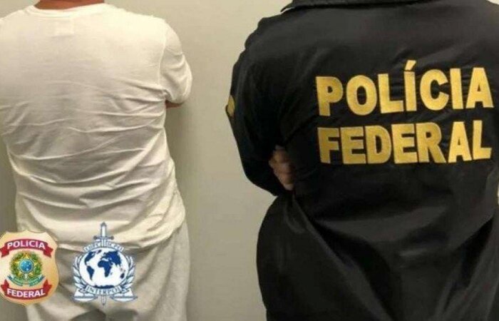 Homem chegou ao Brasil em grupo de 83 pessoas, e estaria envolvido com a morte de um adolescente em 2005
(crédito: Divulgação/PF) Homem chegou ao Brasil em grupo de 83 pessoas, e estaria envolvido com a morte de um adolescente em 2005
(crédito: Divulgação/PF)