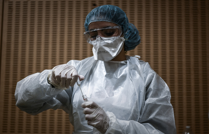 Embora a média de mortes permaneça estável, o número de casos tende a subir em quase todo o país nas últimas semanas
(Foto: LOPEZ/AFP
) Embora a média de mortes permaneça estável, o número de casos tende a subir em quase todo o país nas últimas semanas
(Foto: LOPEZ/AFP
)