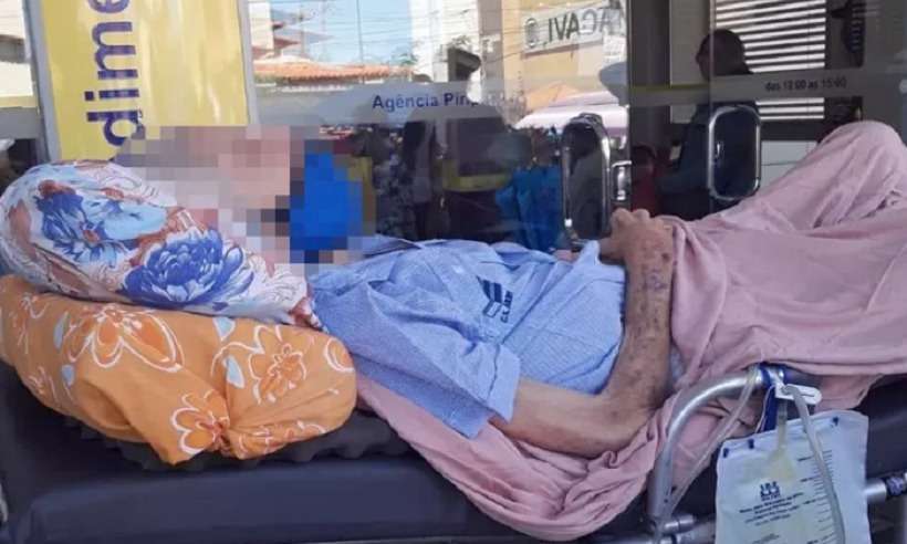 (Idoso teve AVC e está debilitado há vários meses; familiares afirmam que agência bancária exigiu a ida dele para procedimento. Foto: Reprodução/Twitter) (Idoso teve AVC e está debilitado há vários meses; familiares afirmam que agência bancária exigiu a ida dele para procedimento. Foto: Reprodução/Twitter)