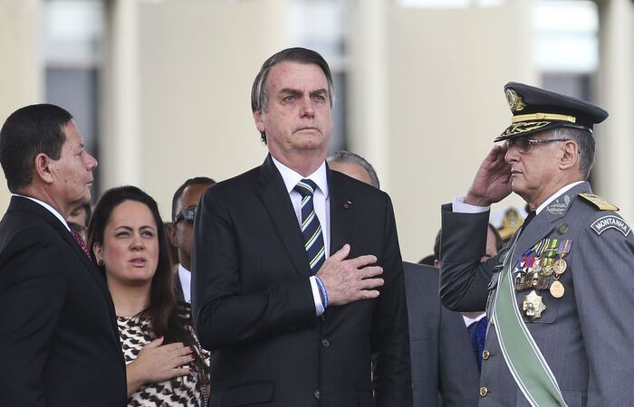 Antonio Cruz/Agência Brasil (Presidente relatou ainda ter sido contrário à criação do Ministério da Defesa, alegando que a pasta surgiu de imposição política e que o país sofreu a partir dali. Ele disse porém, que a corporação "amadureceu"
) Antonio Cruz/Agência Brasil (Presidente relatou ainda ter sido contrário à criação do Ministério da Defesa, alegando que a pasta surgiu de imposição política e que o país sofreu a partir dali. Ele disse porém, que a corporação "amadureceu"
)