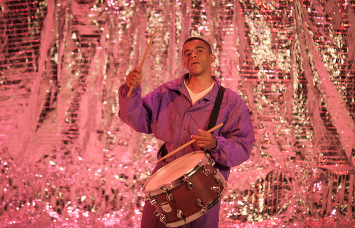 Com formação musical em bandas militares, o artista experimenta uma mistura de gêneros em projeto autoral (Foto: Moema França/Divulgação) Com formação musical em bandas militares, o artista experimenta uma mistura de gêneros em projeto autoral (Foto: Moema França/Divulgação)