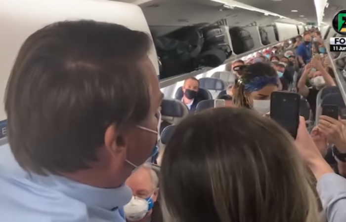 Ao ouvir um grito de "Fora Bolsonaro", o presidente disparou: "Quem fala %u2018Fora Bolsonaro%u2019 deveria estar é de jegue viajando, né. Para ser solidário ao candidato deles", disse em referência indireta a Lula
(crédito: Reprodução / Foco do Brasil) Ao ouvir um grito de "Fora Bolsonaro", o presidente disparou: "Quem fala %u2018Fora Bolsonaro%u2019 deveria estar é de jegue viajando, né. Para ser solidário ao candidato deles", disse em referência indireta a Lula
(crédito: Reprodução / Foco do Brasil)