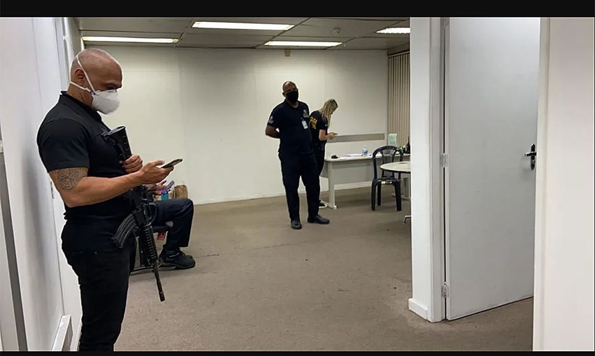 (Ação investiga segurança privada no Aeroporto Internacional Tom Jobim. Foto: Divulgação/Polícia Federal) (Ação investiga segurança privada no Aeroporto Internacional Tom Jobim. Foto: Divulgação/Polícia Federal)