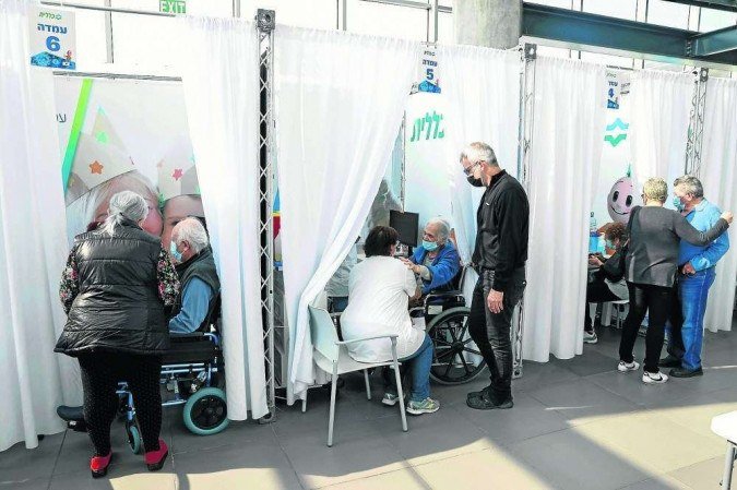 (Campanha de imunização começou em dezembro, e quase 60% da população já recebeu as duas doses. Foto: Jack Guez/AFP) (Campanha de imunização começou em dezembro, e quase 60% da população já recebeu as duas doses. Foto: Jack Guez/AFP)