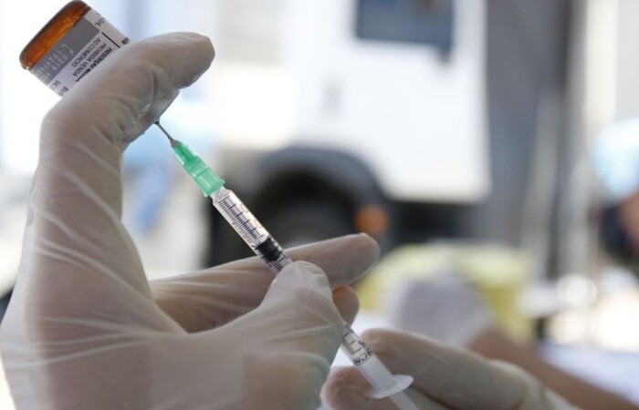 A FDA enviou especialistas ao local para inspecionar as instalações e demais doses produzidas (Tânia Rego/Agência Brasil) A FDA enviou especialistas ao local para inspecionar as instalações e demais doses produzidas (Tânia Rego/Agência Brasil)