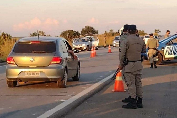  (Aps o caseiro da fazenda e o motorista do caminho relatarem terem visto Lzaro Barbosa nesta tera (15), a polcia concentra as buscas em um raio de 10 km s margens da BR 070, em Edilndia. Foto: Ed Alves/CB/D.A. Press)