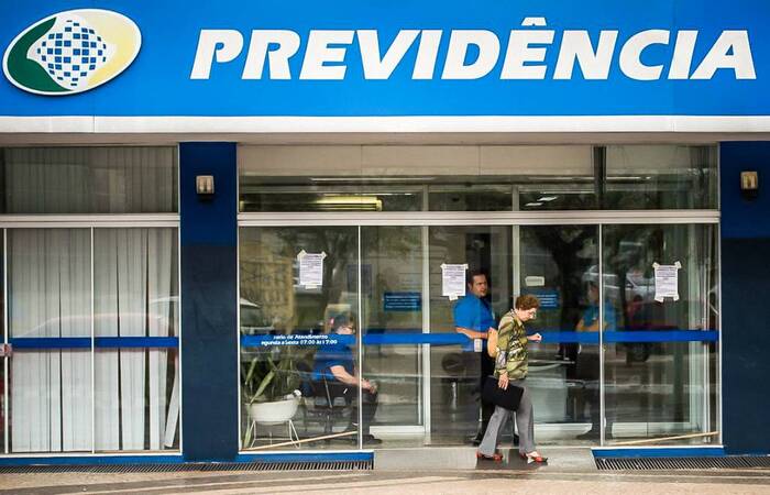 Aposentados e pensionistas que recebem na Caixa podem, entre outras opções, consultar informações sobre o benefício, portabilidade e prova de vida (Marcelo Camargo/Agência Brasil) Aposentados e pensionistas que recebem na Caixa podem, entre outras opções, consultar informações sobre o benefício, portabilidade e prova de vida (Marcelo Camargo/Agência Brasil)