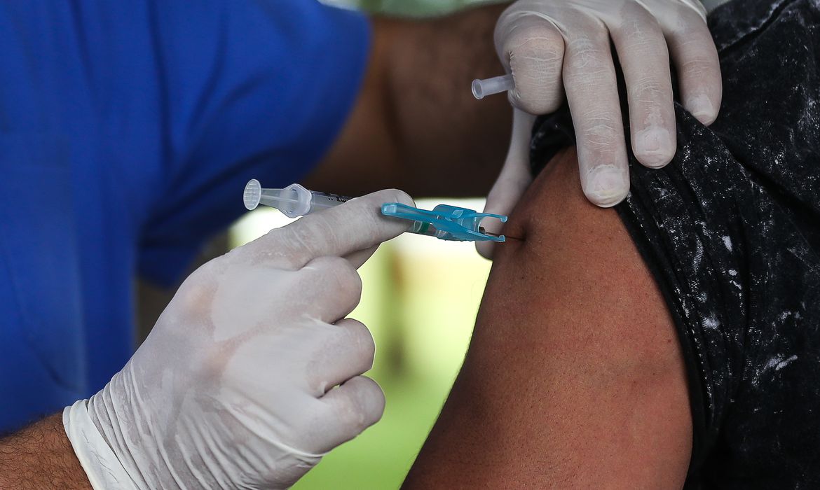 (Imunizantes podem ser encontrados no SUS e em clínicas privadas. Foto: Marcelo Casal Jr/Agência Brasil
) (Imunizantes podem ser encontrados no SUS e em clínicas privadas. Foto: Marcelo Casal Jr/Agência Brasil
)