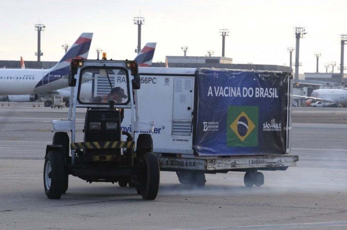  (Prxima remessa de insumos necessrios para a produo do imunizante, que segue parada desde a ltima sexta-feira (18), deve chegar ao Brasil neste sbado (26). Foto: Governo do estado de So Paulo/Divulgao)