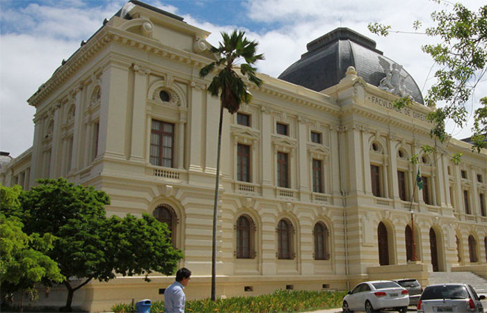 Faculdade de Direito da UFMG amanhece ocupada por alunos contra impeachment  - Rede Brasil Atual