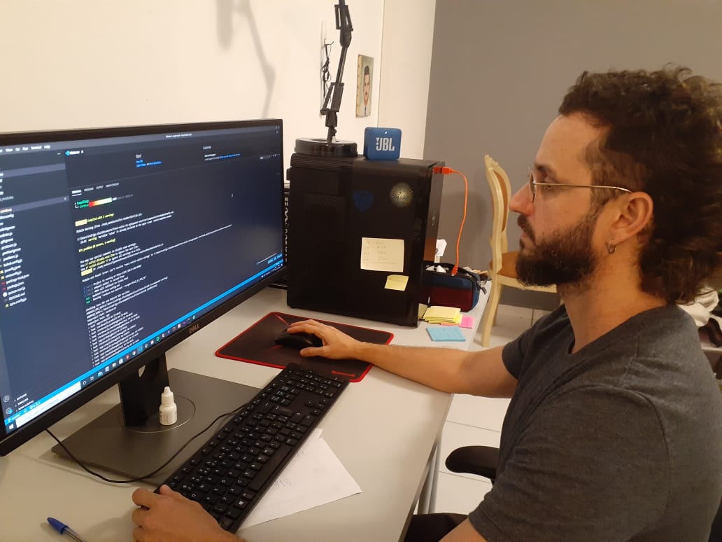 Rodrigo Dias, 44 anos, designer que ainda convive com a dificuldade para ler. (Foto: Acervo pessoal
)
