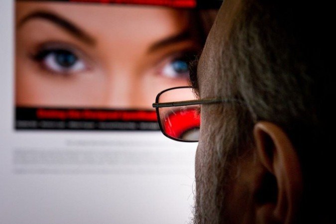  (Crime  diferente de outras violncias sexuais praticadas pela internet, como o porn de vingana e a extorso sexual. Foto: Eva Hambach/AFP)
