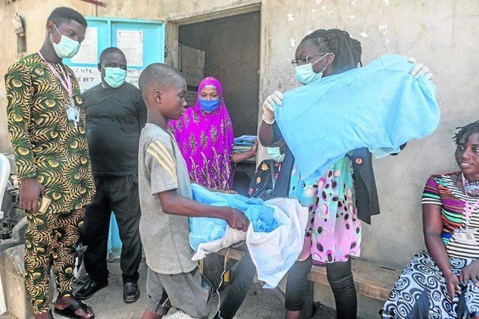  (Distribuio de mosquiteiros em Benin, na frica: dispositivo segue sendo uma das principais medidas preventivas. Foto: Yanick Folly/AFP)