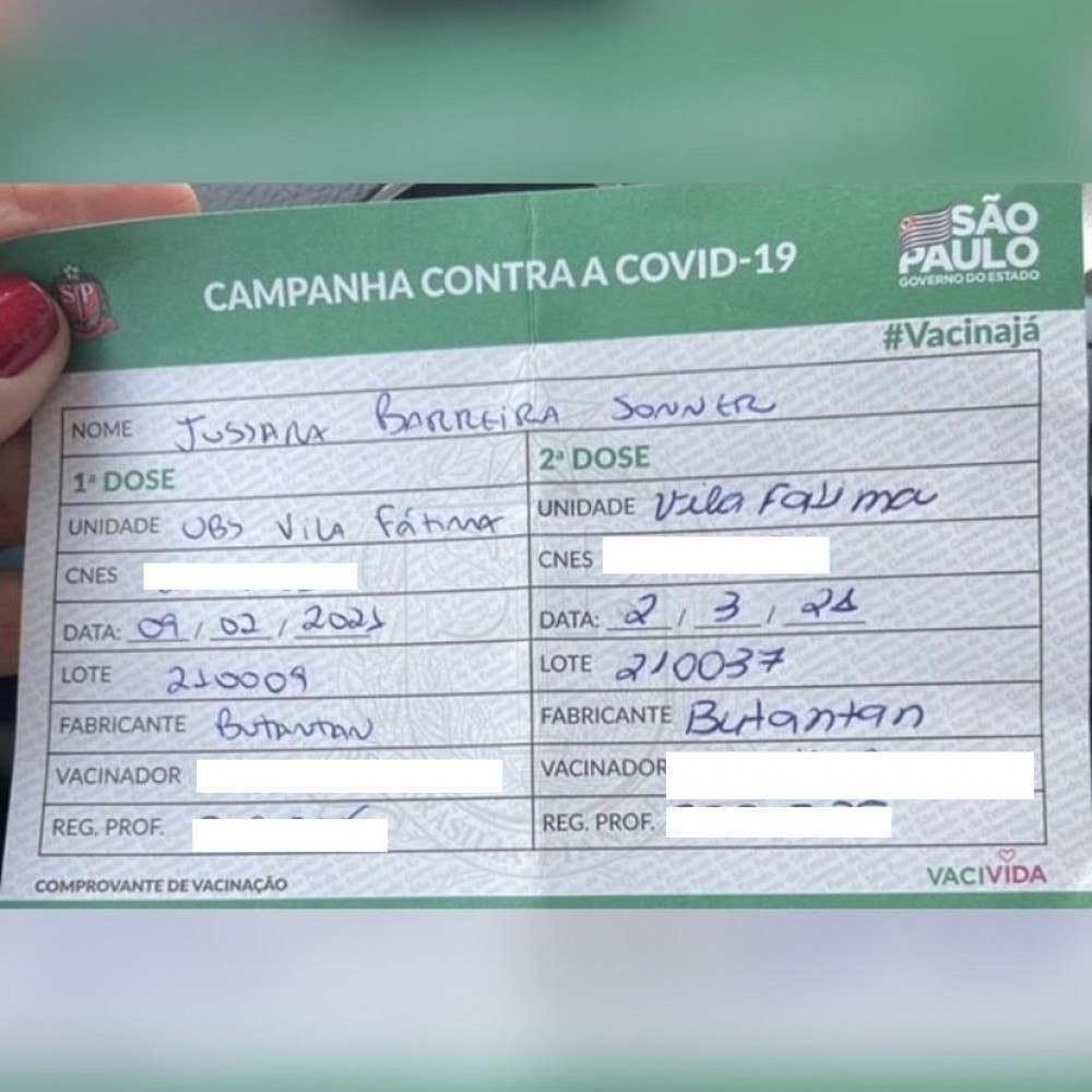  (Cartão de vacina da primeira imunização, entre fevereiro e março deste ano. A veterinária recebeu o imunizante CoronaVac, o qual ela desconfiava ser falso.  Foto: Reprodução/Instagram @brasilfedecovid)