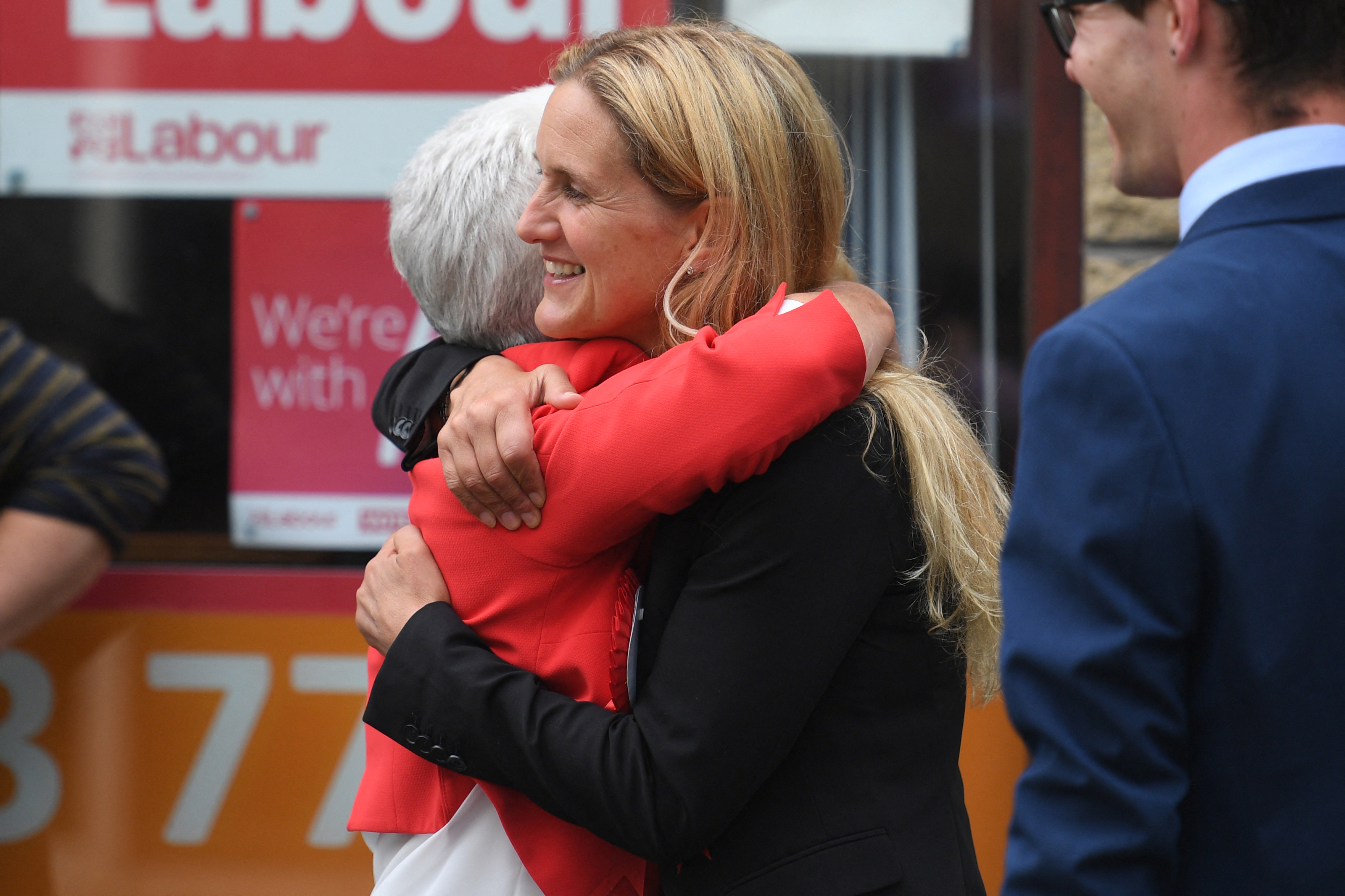 Kim Leadbeater, do Partido Trabalhista, abraça sua mãe, Jean Leadbetter, do lado de fora da sede da campanha em Cleckheaton (Foto: Oli SCARFF / AFP) Kim Leadbeater, do Partido Trabalhista, abraça sua mãe, Jean Leadbetter, do lado de fora da sede da campanha em Cleckheaton (Foto: Oli SCARFF / AFP)