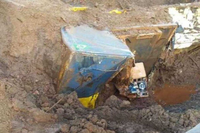 Estrutura estava sob uma profundidade aproximada de 15 metros (Foto: Divulgação/Corpo de Bombeiros) Estrutura estava sob uma profundidade aproximada de 15 metros (Foto: Divulgação/Corpo de Bombeiros)
