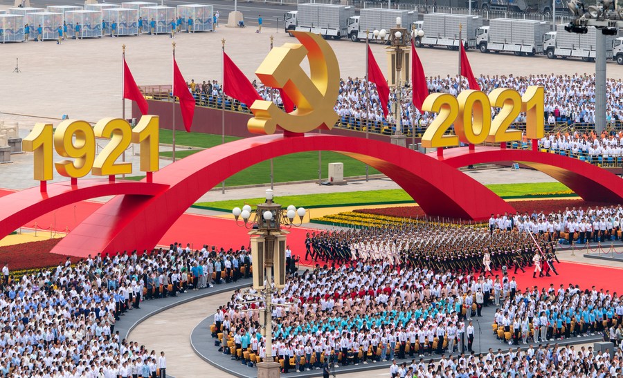 Mais de 70 mil pessoas aplaudindo com entusiasmo lotaram a praça pública, com bandeiras vermelhas e uma grande instalação de emblema do Partido ( Foto: Xinhua/ Divulgação) Mais de 70 mil pessoas aplaudindo com entusiasmo lotaram a praça pública, com bandeiras vermelhas e uma grande instalação de emblema do Partido ( Foto: Xinhua/ Divulgação)