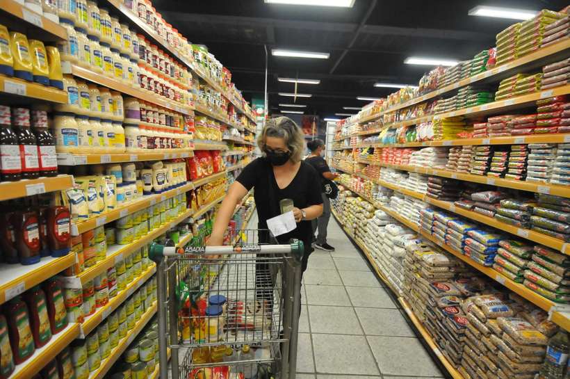 (A maioria (86%) dos consumidores disse notar a diferença no valor dos alimentos e bebidas. Foto: Alexandre Guzanshe/EM/DA PRESS) (A maioria (86%) dos consumidores disse notar a diferença no valor dos alimentos e bebidas. Foto: Alexandre Guzanshe/EM/DA PRESS)