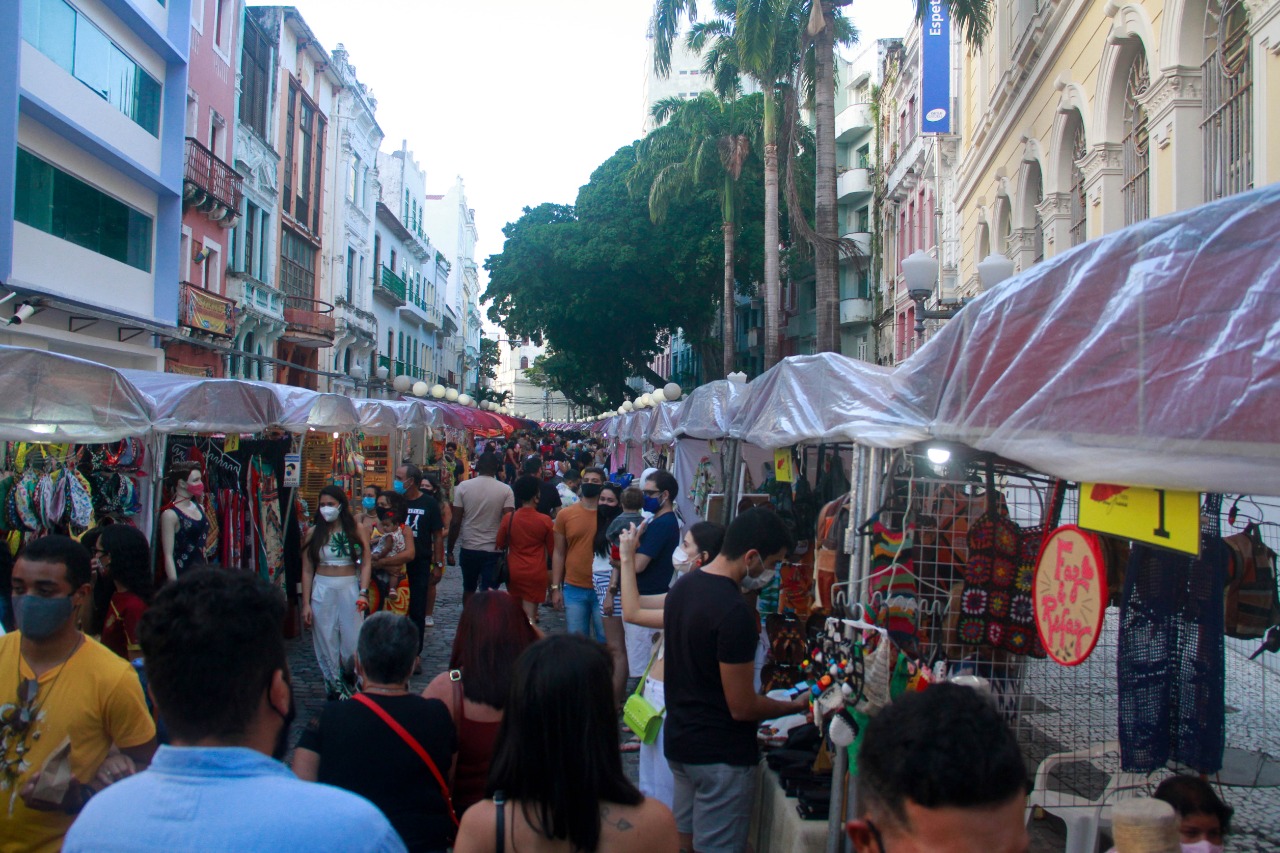 Feira de artesanato da Rua do Bom Jesus registrou grande número de frequentadores. (Foto: Rômulo Chico/Esp DP Foto) Feira de artesanato da Rua do Bom Jesus registrou grande número de frequentadores. (Foto: Rômulo Chico/Esp DP Foto)