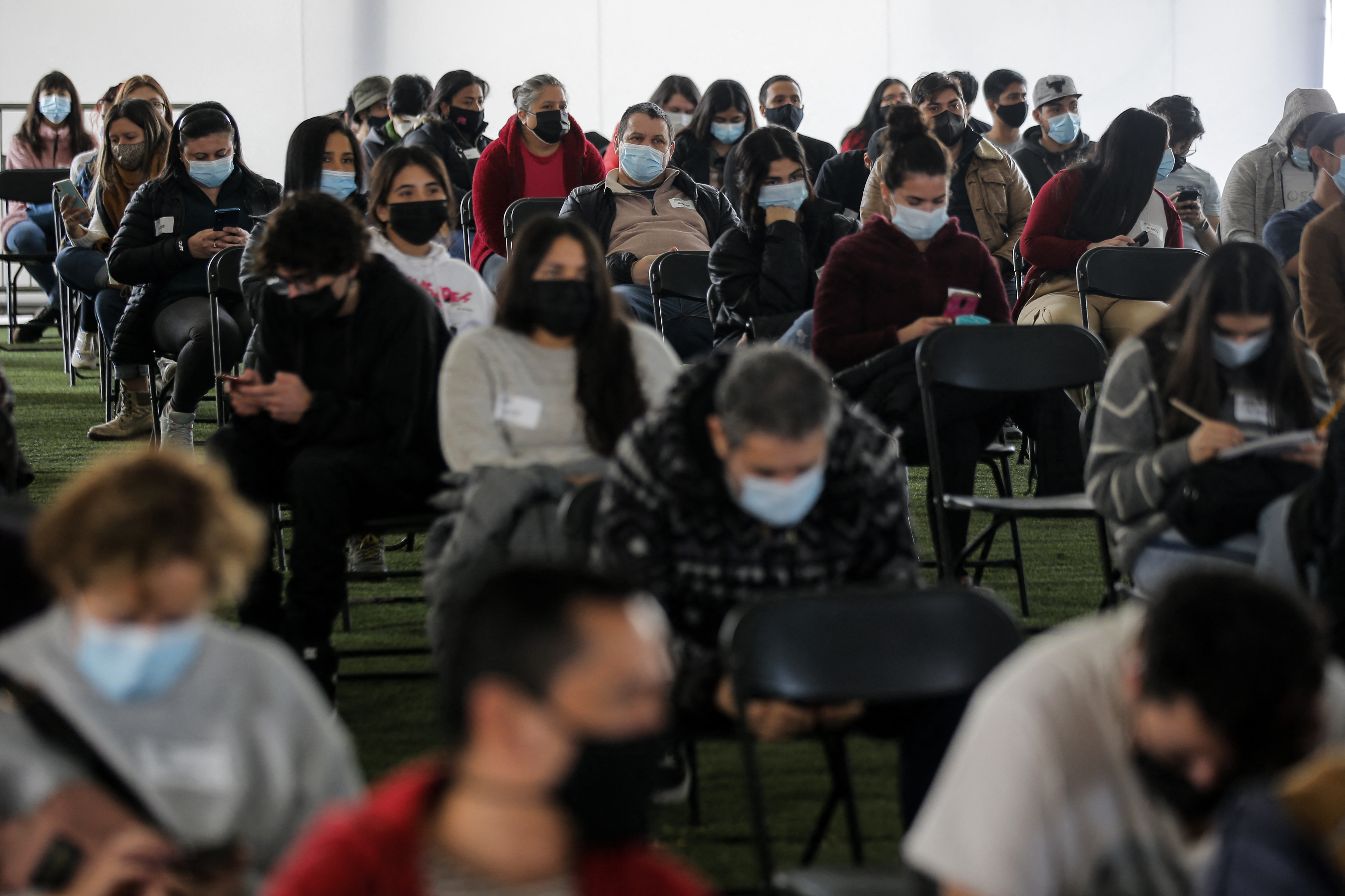 (População chilena esperando para tomar a vacina da Pfizer contra Covid-19 no centro de vacinação em Santiago. Foto: JAVIER TORRES / AFP) (População chilena esperando para tomar a vacina da Pfizer contra Covid-19 no centro de vacinação em Santiago. Foto: JAVIER TORRES / AFP)