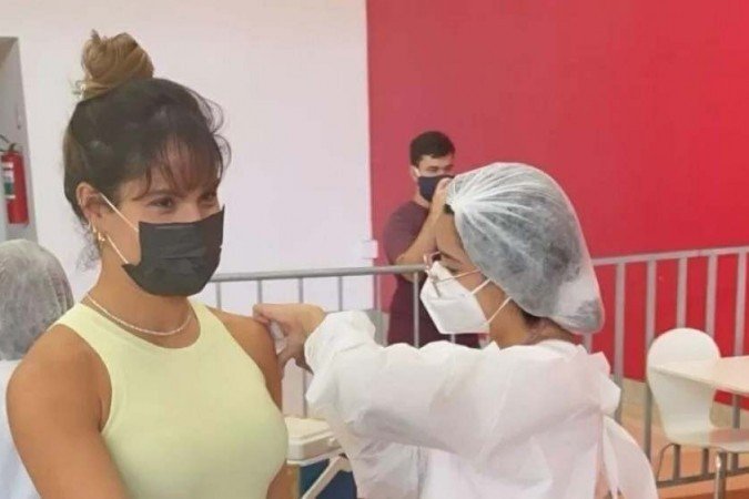 (A influenciadora recebeu o imunizante em Fortaleza, no estado do Ceará, e afirmou que a dose foi da 'xepa'. Foto: Reprodução/Instagram @thyane) (A influenciadora recebeu o imunizante em Fortaleza, no estado do Ceará, e afirmou que a dose foi da 'xepa'. Foto: Reprodução/Instagram @thyane)