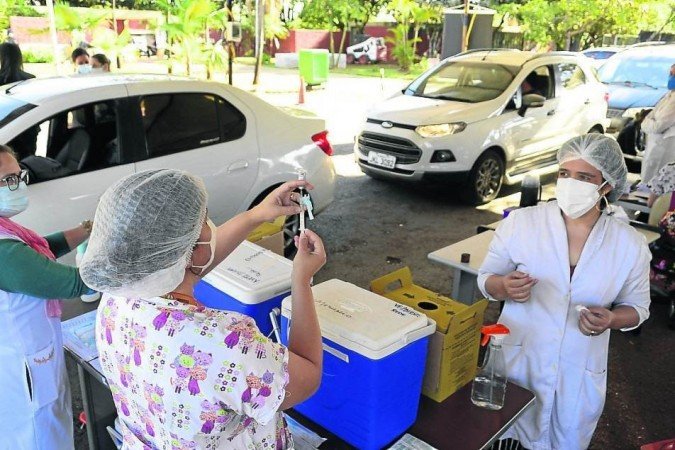 Alguns estados têm ampliado a faixa etária de vacinação, como é o caso de São Paulo, que ontem anunciou a antecipação da vacinação dos adultos com 18 anos ou mais (Foto: Marcelo Ferreira/CB/D.A Press) Alguns estados têm ampliado a faixa etária de vacinação, como é o caso de São Paulo, que ontem anunciou a antecipação da vacinação dos adultos com 18 anos ou mais (Foto: Marcelo Ferreira/CB/D.A Press)