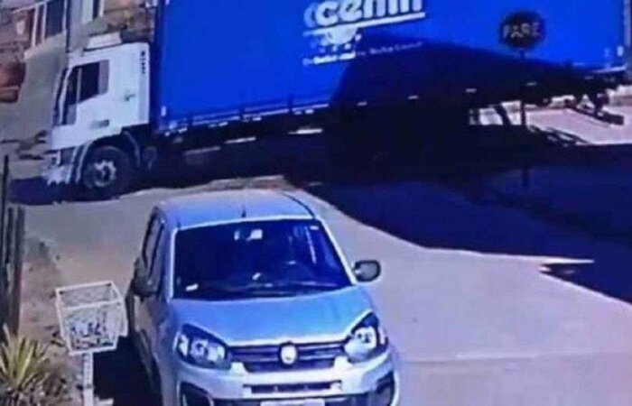 Motorista alega que não viu nada pelo retrovisor e que parou ao perceber que teria passado por cima de algo
(crédito: CBMMG) Motorista alega que não viu nada pelo retrovisor e que parou ao perceber que teria passado por cima de algo
(crédito: CBMMG)