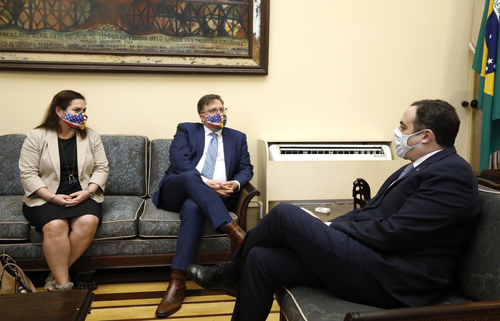 O governador recebeu o embaixador e a cônsul geral dos Estados Unidos no Palácio do Campo das Princesas (Foto: Hélia Scheppa/SEI
) O governador recebeu o embaixador e a cônsul geral dos Estados Unidos no Palácio do Campo das Princesas (Foto: Hélia Scheppa/SEI
)