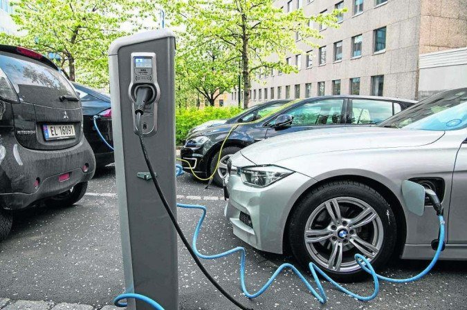(Veículo é carregado em rua da Noruega: testes de bateria reciclada com nova tecnologia mostram que eficiência não muda. Foto: Jonathan Nackstrand/AFP) (Veículo é carregado em rua da Noruega: testes de bateria reciclada com nova tecnologia mostram que eficiência não muda. Foto: Jonathan Nackstrand/AFP)