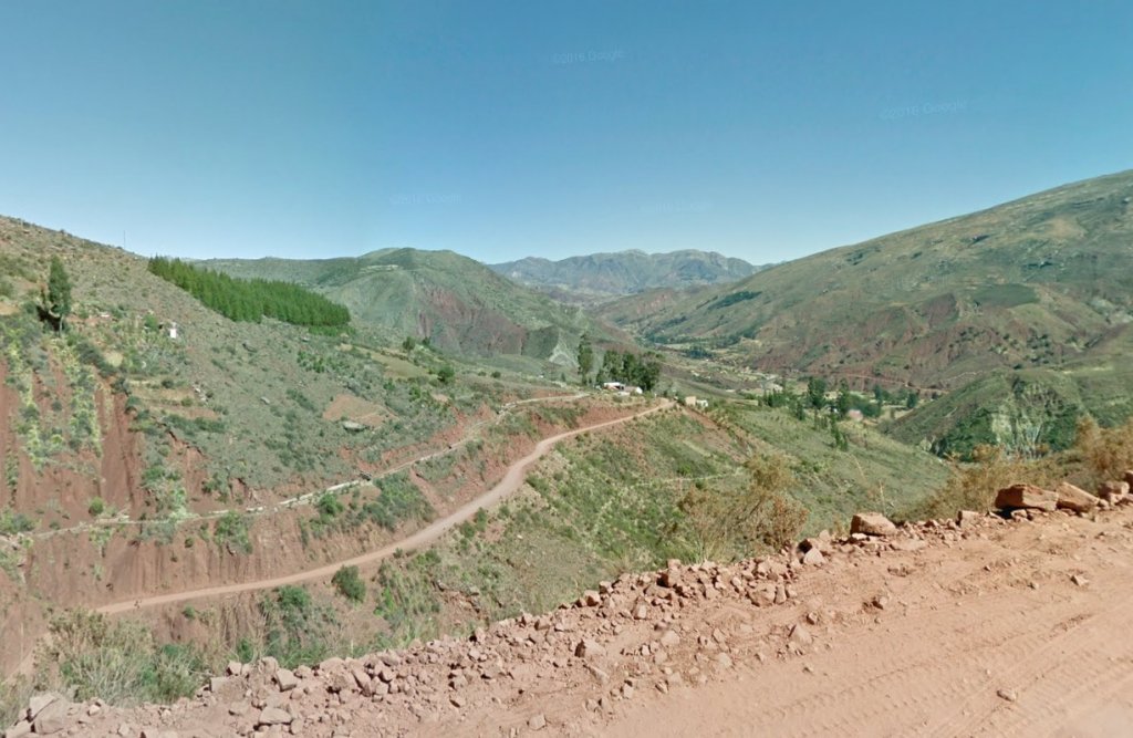 (Pelo menos 24 pessoas morreram após ônibus despencar de altura de 150 metros na Bolívia. Foto: Reprodução/Google Street Views
) (Pelo menos 24 pessoas morreram após ônibus despencar de altura de 150 metros na Bolívia. Foto: Reprodução/Google Street Views
)