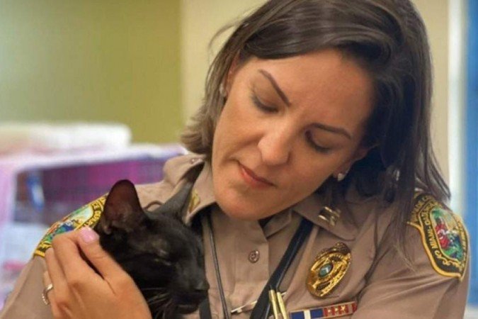 (A prefeita Daniella Lavine Cava e o pequeno Binx na última sexta-feira (9). Foto: Reprodução/Twitter/@WorldWideTweet3) (A prefeita Daniella Lavine Cava e o pequeno Binx na última sexta-feira (9). Foto: Reprodução/Twitter/@WorldWideTweet3)