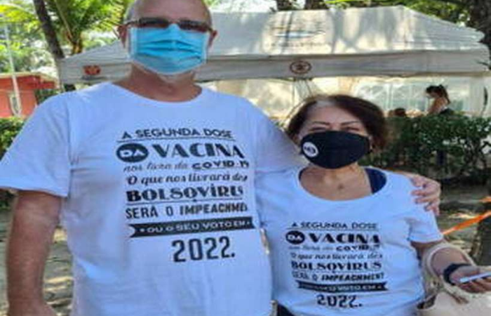 (Quando chegaram ao posto para tomar a segunda dose, um soldado os informou que não poderiam ser imunizados enquanto faziam protesto político. Foto: Reprodução/Redes sociais) (Quando chegaram ao posto para tomar a segunda dose, um soldado os informou que não poderiam ser imunizados enquanto faziam protesto político. Foto: Reprodução/Redes sociais)