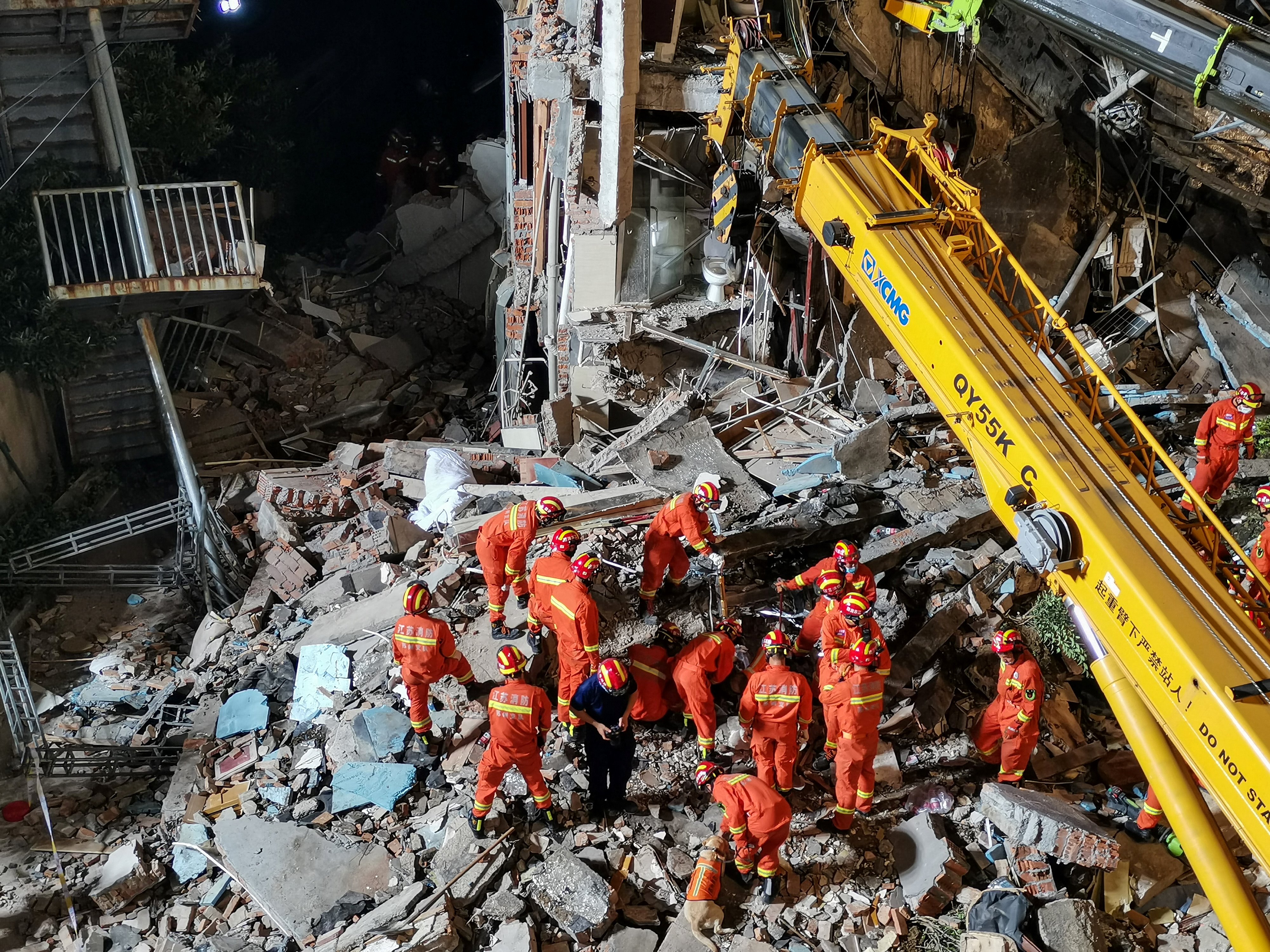 Mais de 500 bombeiros se deslocaram até o local do desastre para realizar as operações de resgate (Foto: CNS / AFP) Mais de 500 bombeiros se deslocaram até o local do desastre para realizar as operações de resgate (Foto: CNS / AFP)