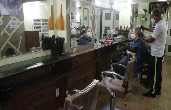 Pelo segundo mês seguido, o maior avanço ficou com os serviços prestados às famílias, que incluem 23 segmentos, como hotéis, bares, restaurantes, salões de beleza, espetáculos de artes cênicas e atividades esportivas em geral, com aumento de 126,9%.
(Fernando Frazão/Agência Brasil) Pelo segundo mês seguido, o maior avanço ficou com os serviços prestados às famílias, que incluem 23 segmentos, como hotéis, bares, restaurantes, salões de beleza, espetáculos de artes cênicas e atividades esportivas em geral, com aumento de 126,9%.
(Fernando Frazão/Agência Brasil)
