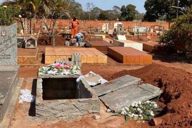 (Túmulo aberto foi descoberto por prestador de serviços do município. Foto: Reprodução/TV Paranaíba) (Túmulo aberto foi descoberto por prestador de serviços do município. Foto: Reprodução/TV Paranaíba)
