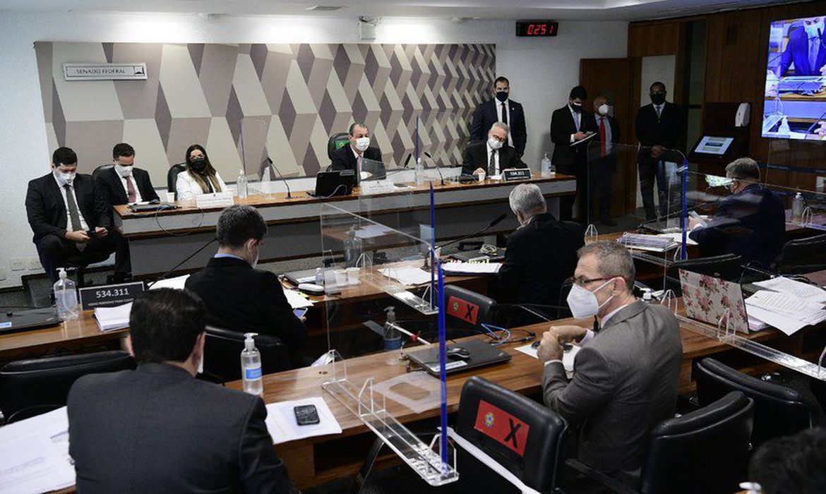 (Emanuela Medrades prometeu responder às perguntas amanhã. Foto: Divulgação/Senado Federal
) (Emanuela Medrades prometeu responder às perguntas amanhã. Foto: Divulgação/Senado Federal
)