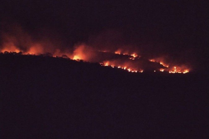 (Moradores e voluntários se preparam para passar a madrugada ajudando a controlar o fogo em área particular de preservação ambiental. Foto: Maurício Barros/Material cedido ao Correio) (Moradores e voluntários se preparam para passar a madrugada ajudando a controlar o fogo em área particular de preservação ambiental. Foto: Maurício Barros/Material cedido ao Correio)