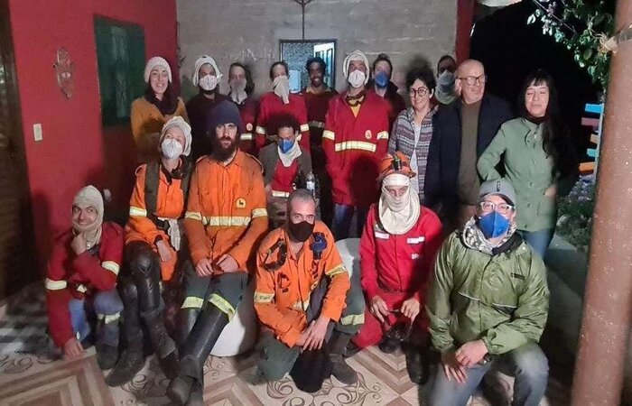 Foi decisiva a atuação dos voluntários da Rede Contra Fogo no enfrentamento ao incêndio florestal. Sediado em Alto Paraíso (GO), o grupo é uma organização da sociedade civil (Foto: Arquivo pessoal) Foi decisiva a atuação dos voluntários da Rede Contra Fogo no enfrentamento ao incêndio florestal. Sediado em Alto Paraíso (GO), o grupo é uma organização da sociedade civil (Foto: Arquivo pessoal)