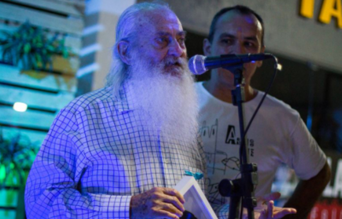 Joel recebendo a placa da APDMN - Academia Passa Disco da Música Nordestina, nos 15 anos da Passa Disco (Foto: Hannah Carvalho/Divulgação) Joel recebendo a placa da APDMN - Academia Passa Disco da Música Nordestina, nos 15 anos da Passa Disco (Foto: Hannah Carvalho/Divulgação)