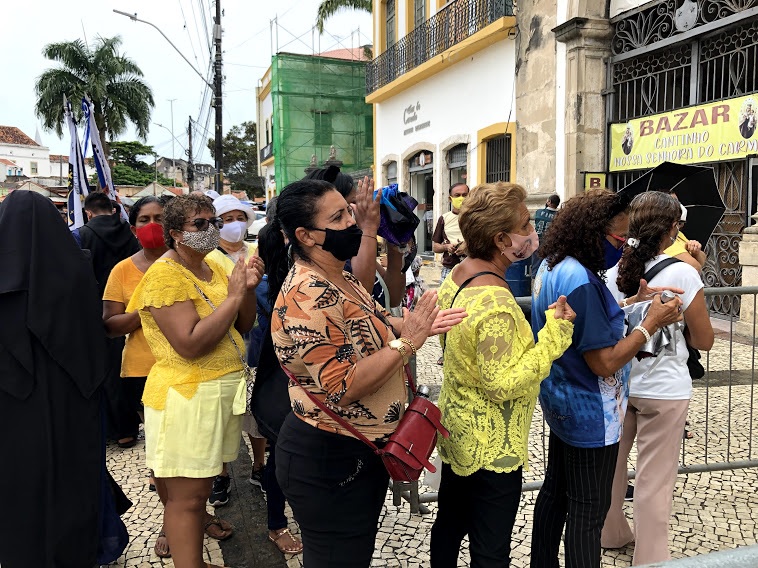 Ao centro, Rose Nascimento, moradora de Jaboatão agradece por se recuperar da Covid-19. (Fabson Gabriel/Esp. DP Foto)