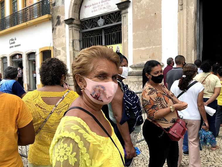 Aposentada Maria de Lourdes frequenta a Basílica há mais de 20 anos. (Fabson Gabriel/Esp. DP Foto) Aposentada Maria de Lourdes frequenta a Basílica há mais de 20 anos. (Fabson Gabriel/Esp. DP Foto)