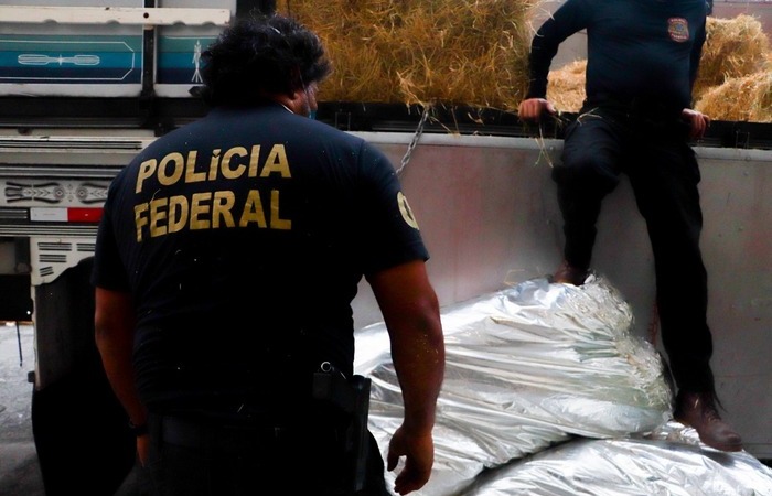 A droga estava escondida em um caminho que levava feno para animais (Foto: PF/Divulgao)