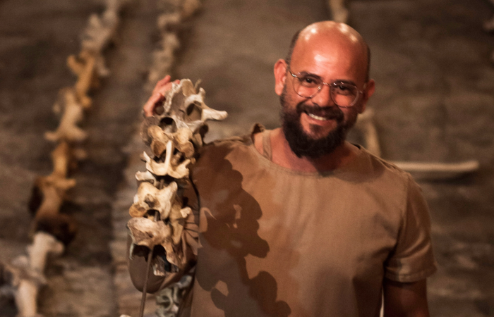 O uso de ossos como matéria-prima é algo recorrente no trabalho do artista (Foto: Divulgação) O uso de ossos como matéria-prima é algo recorrente no trabalho do artista (Foto: Divulgação)